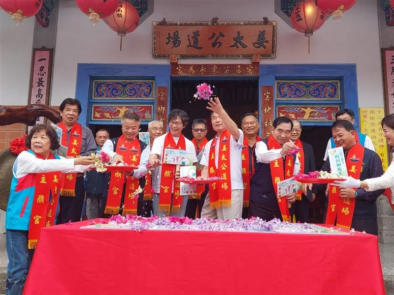 Hakka Courtyard held holds a gong playing ceremony