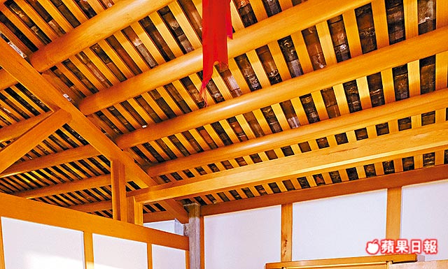 屋樑為木作藝術家李萬財以傳統榫卯工法所建。