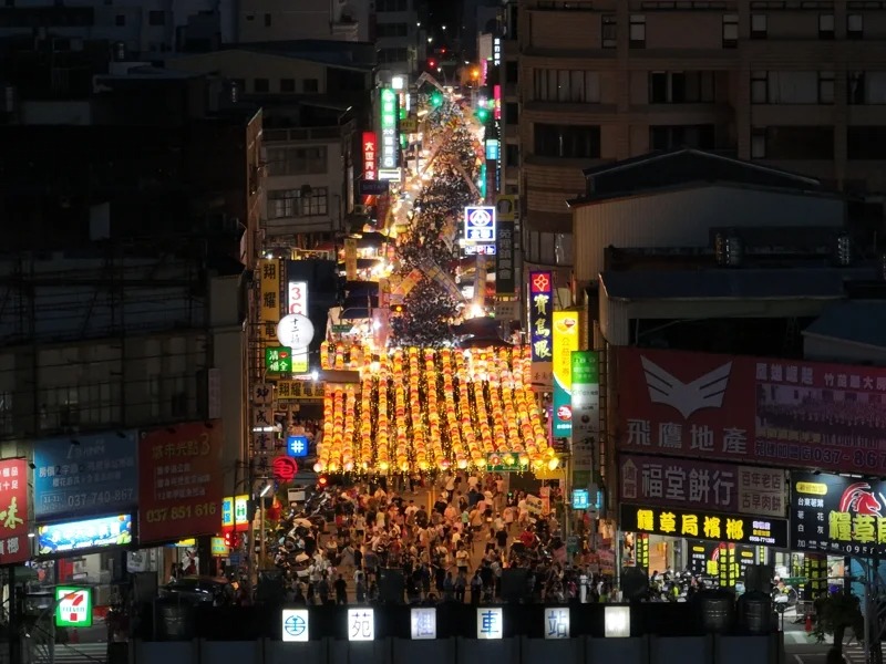 苗栗縣苑裡鎮年度盛會「關鬼門夜市」今天傍晚熱鬧登場,苑裡火車站前方的市區街道,從空中視野鳥瞰,亮閃閃的縱橫交錯,極為迷人。