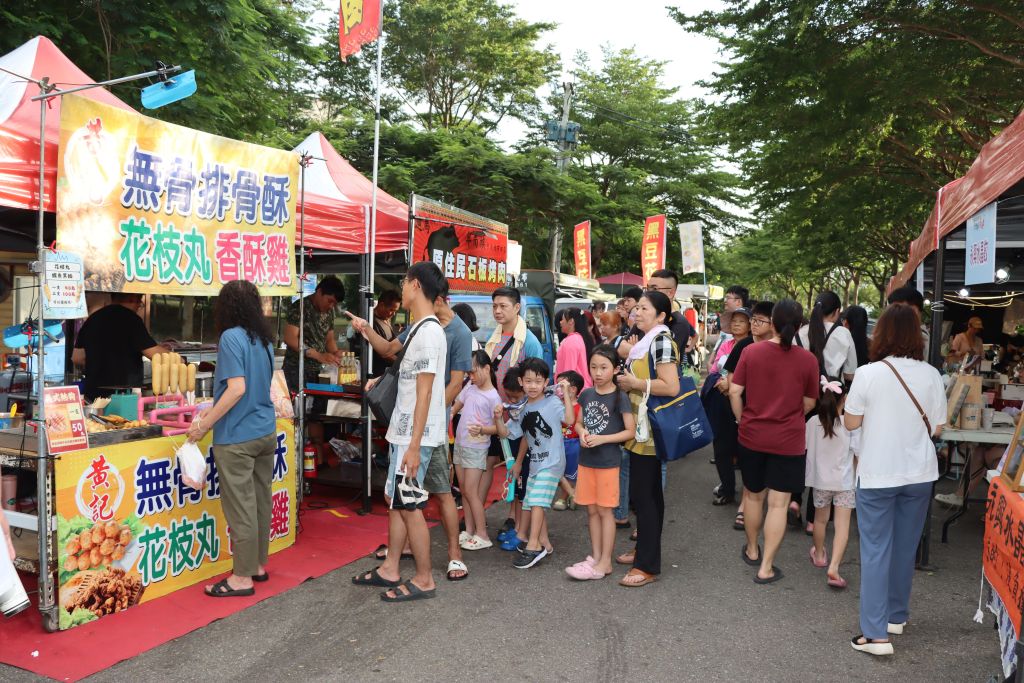 農創市集吸引購買人潮
