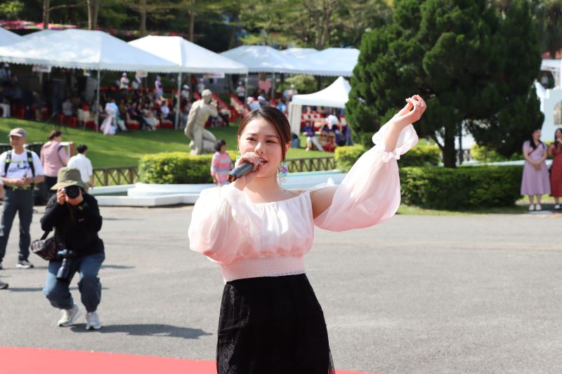 客家歌手夏以儷演唱