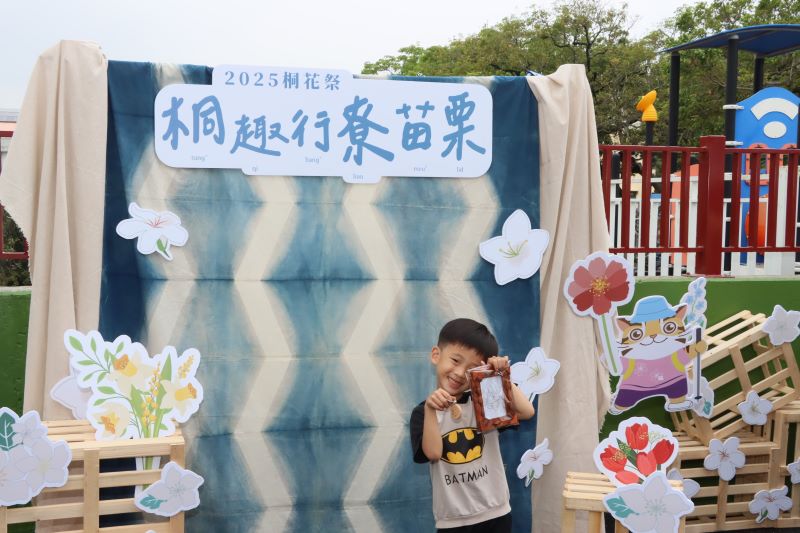 小朋友開心的拿著成品照相