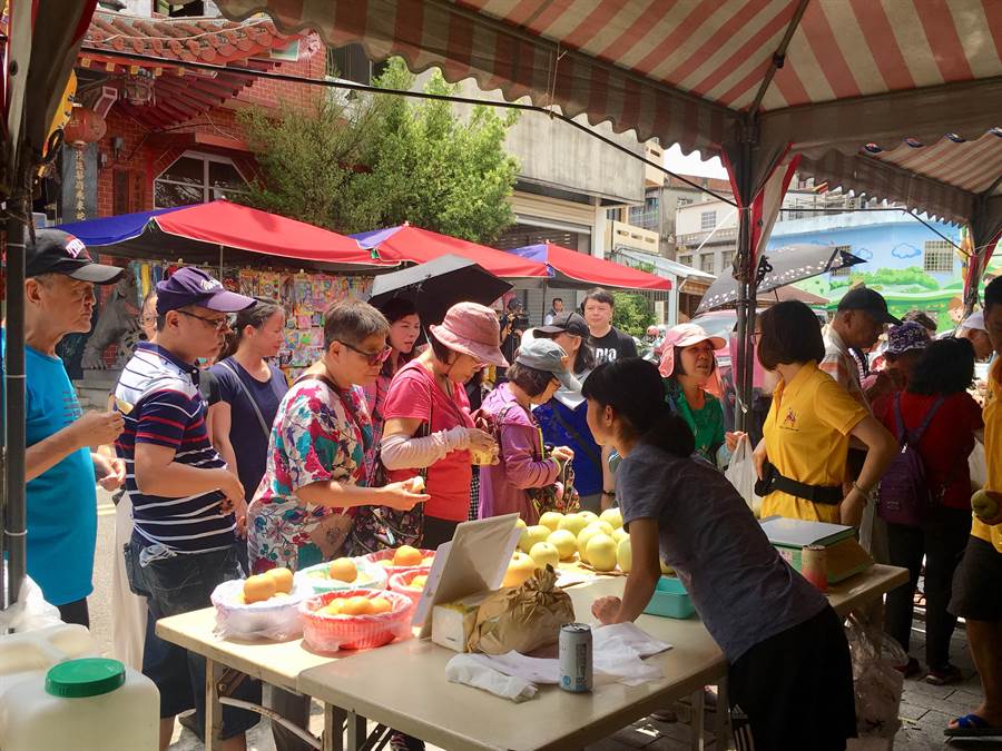 三灣水梨節行銷口感清脆、水分充足的三灣梨，吸引客地遊客到產地採購新鮮美味的鮮果。