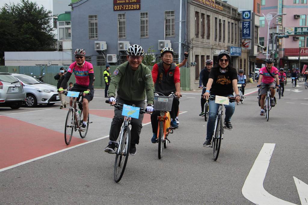交通部長林佳龍29日到苗栗縣騎乘自行車踏勘，從大山火車站抵後龍火車站。