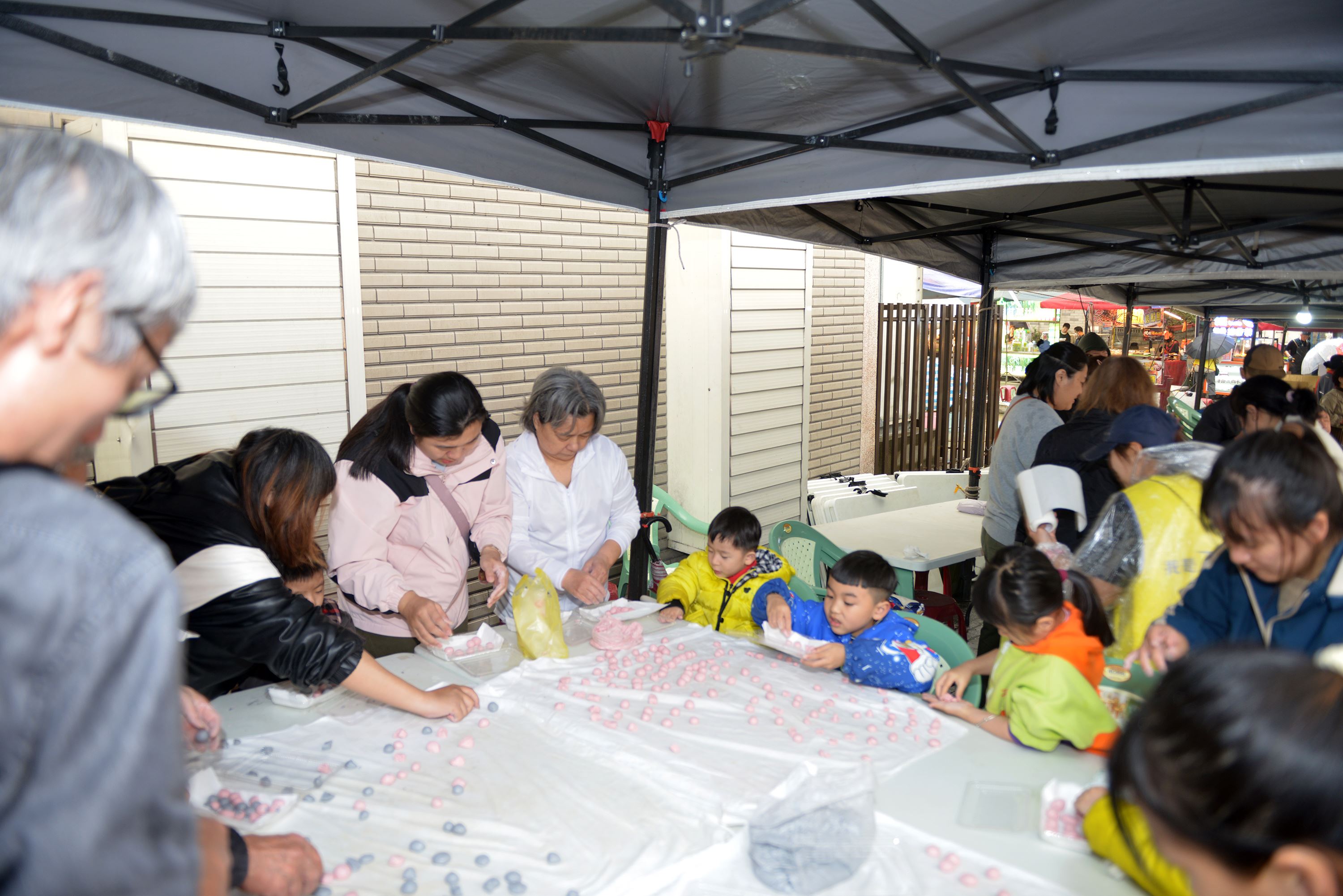 公所結合辦理「天穿日」活動，體驗搓湯圓