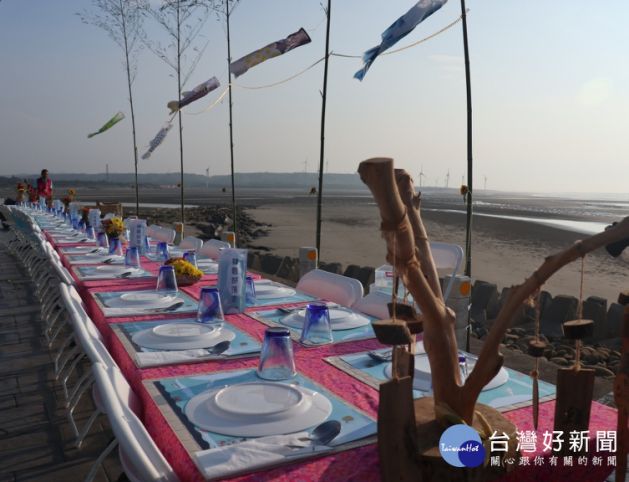後龍鎮水尾里濱海堤岸上舉辦「苗栗慢漁海岸-漁光饗宴」。