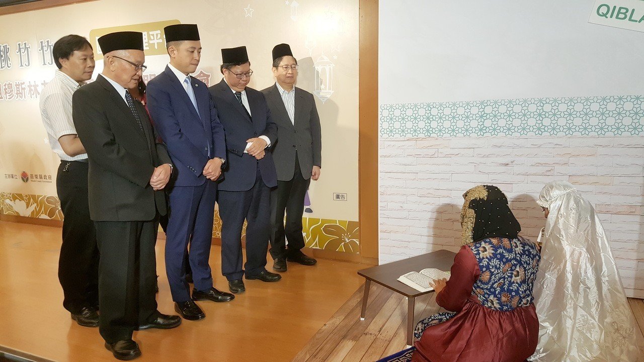 桃竹竹苗4名首長下午頭戴穆斯林禮拜帽，見證穆斯林友善旅遊環境聯盟簽署，參觀穆斯林示範祈禱儀式。
