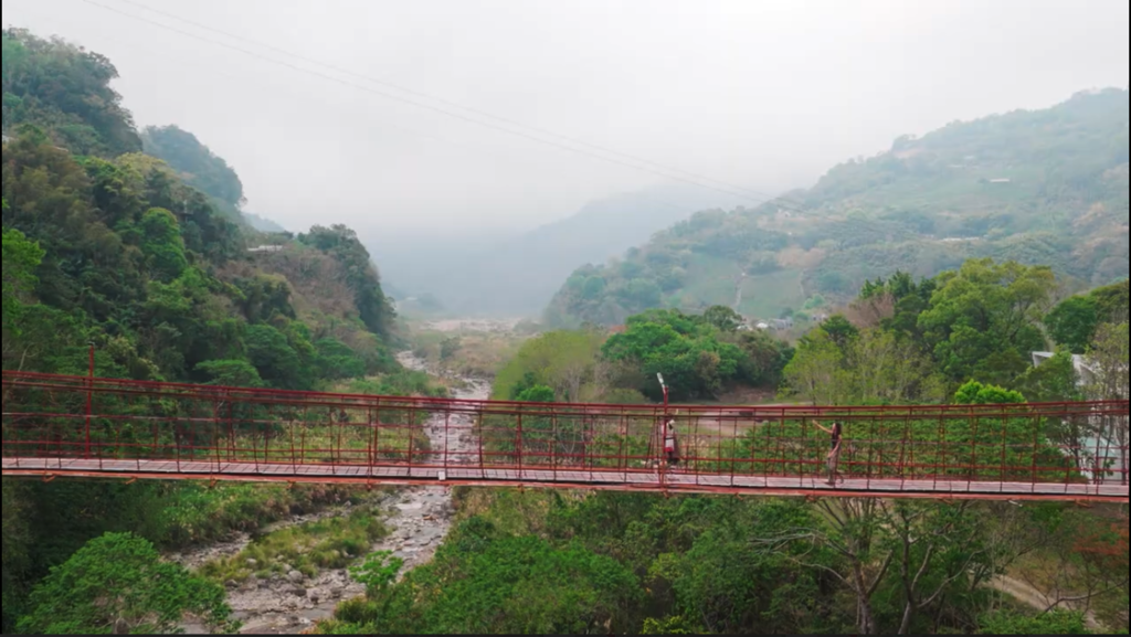 泰安溫泉區翠綠的山林景致，呼應鄉長提到的「春夏療癒身心」山林旅遊。