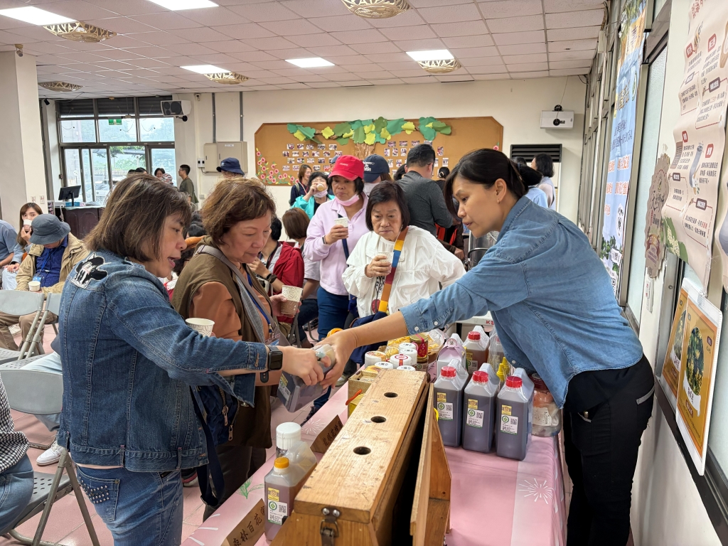 現場品嚐的蜂產品品質優良、風味純正