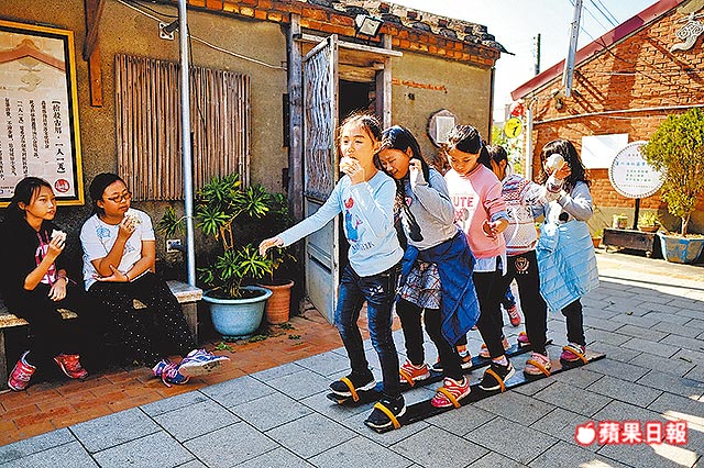 社區的古厝風情館廣場，備有許多古早童玩任人遊玩。