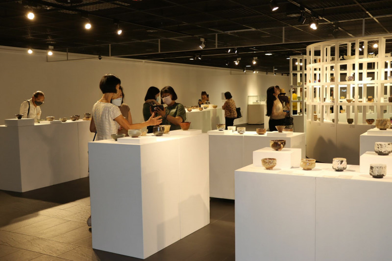 第2屆台灣國際茶碗節，即日起到17日於苗栗縣苗北藝文中心展出，包括台灣在內，計有19個國家地區的92位陶藝家展出400多件茶碗作品。