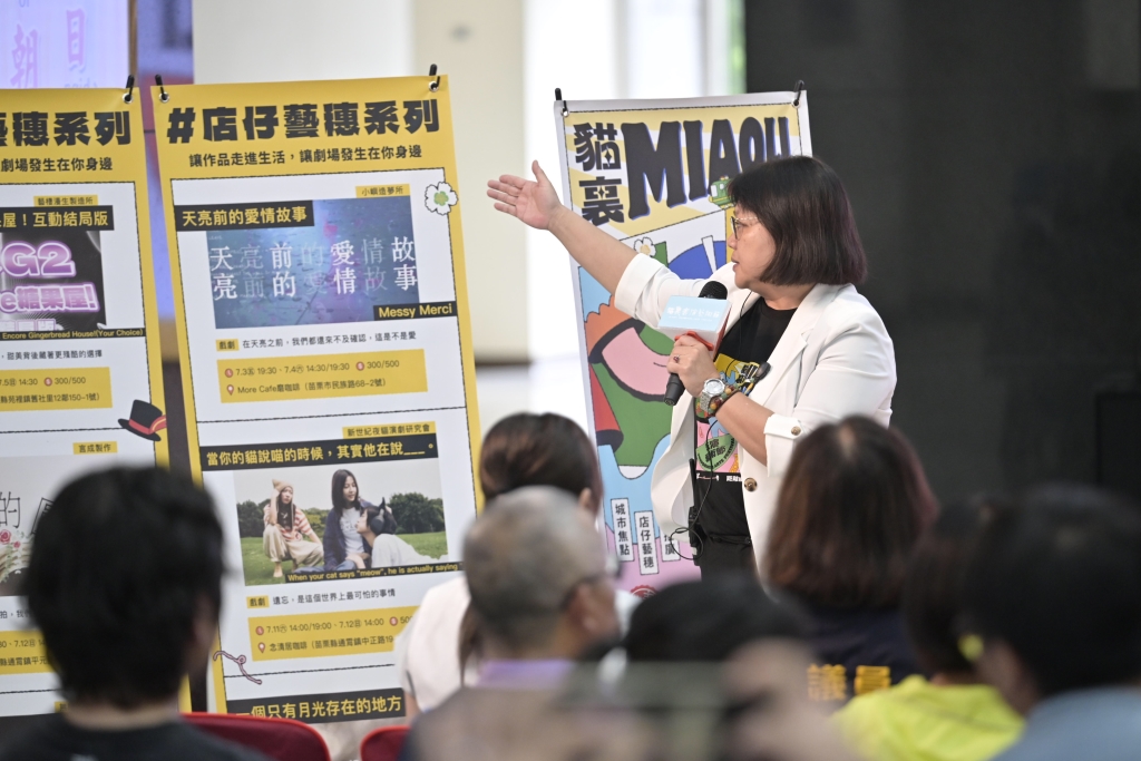 策展暨執行單位「EX-亞洲劇團」行政總監林浿安介紹本次節目內容，橫跨戲劇、舞蹈、新馬戲等