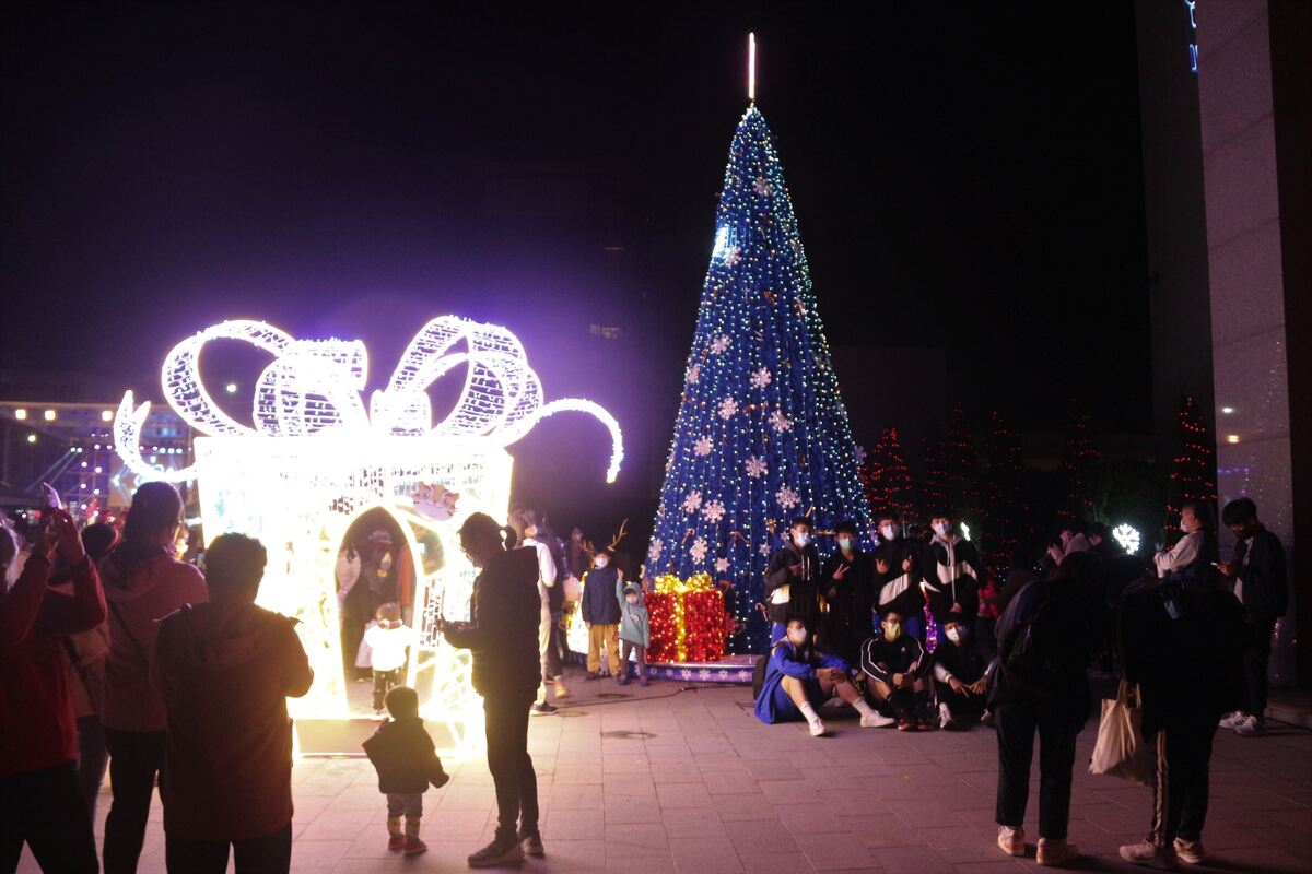 耶誕樹主題燈區吸引民眾拍照打卡