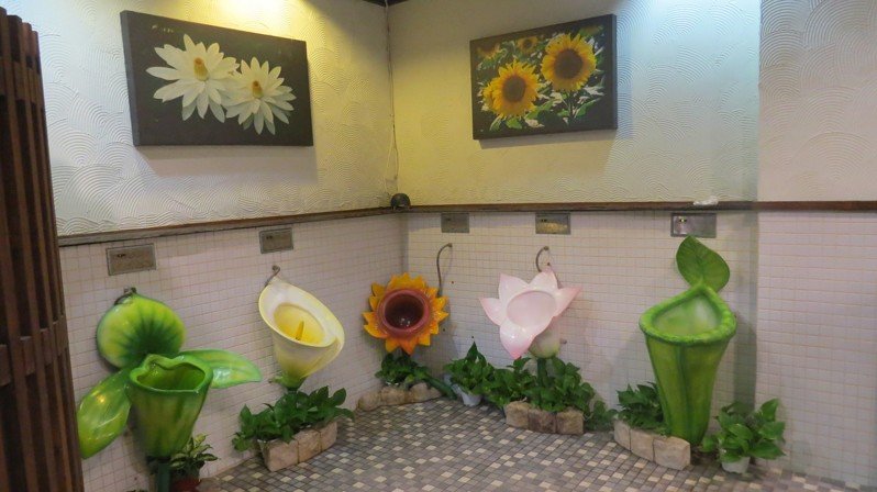 苗栗縣卓蘭鎮花露農場男廁便斗是花朵造型，還紅到日本。
