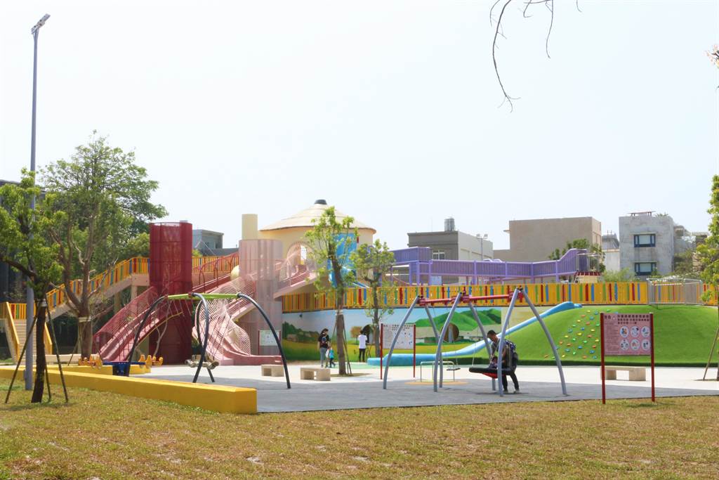 苗栗縣第3座大型親子公園「灣麗親子公園」13日揭牌啟用，公園色彩豐富受親子好評。