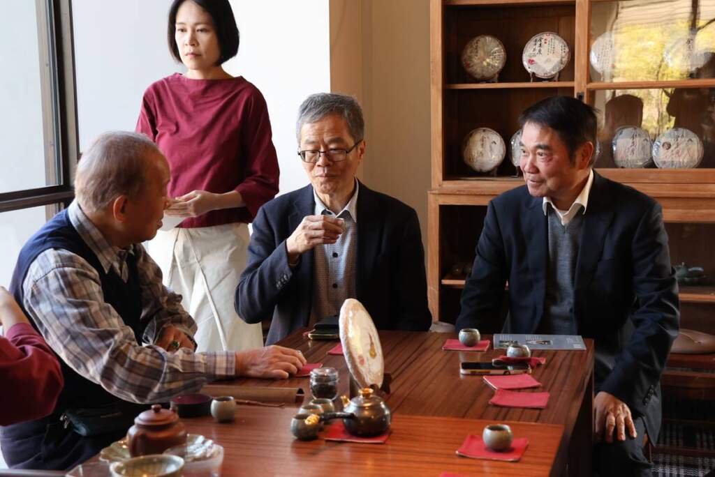 苗栗縣長鍾東與董事長等人品茗。