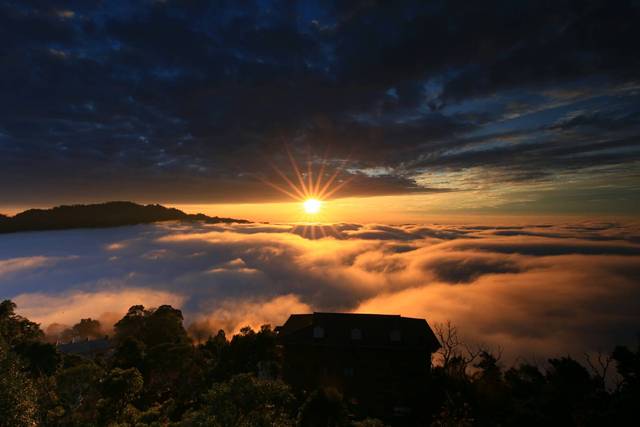 Appreciate seas of clouds at Guandao Mountain Ridge 