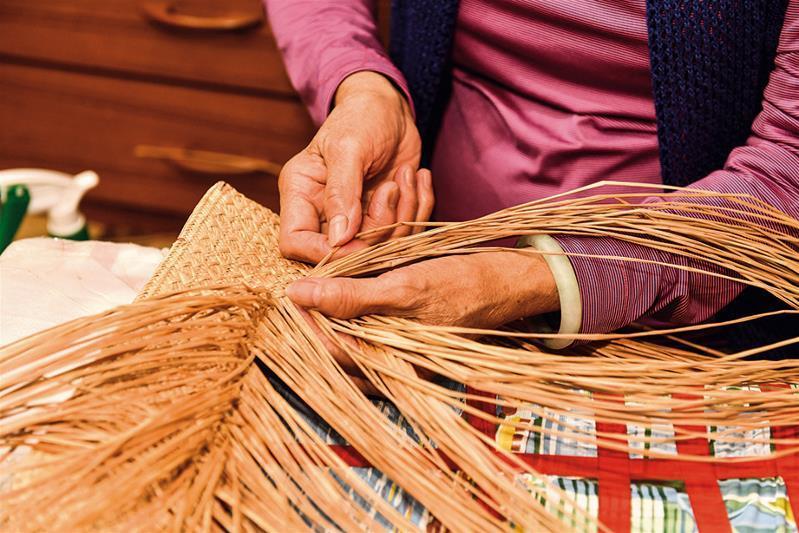 藺草編織曾是苑裡在地共同的記憶，如今卻只剩下60歲以上的阿嬤還嫻熟，再找回這門手藝，是迫切之急。
