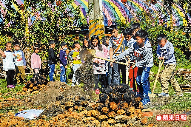 蘆竹湳社區的體驗活動多，其中的焢窯深受小朋友歡迎。