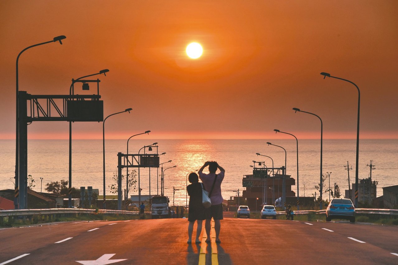 西濱快速公路通霄新埔聯絡道面對大海，夕陽美景迷人，贏得「落日大道」美名。