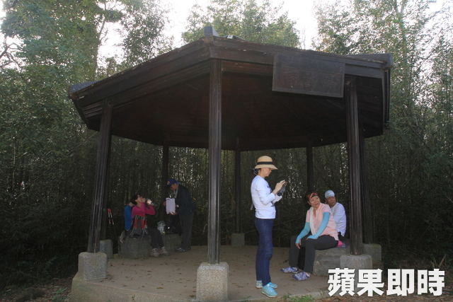 Chuguan Hiking Trail, also along the ridge, is suitable for family visitors