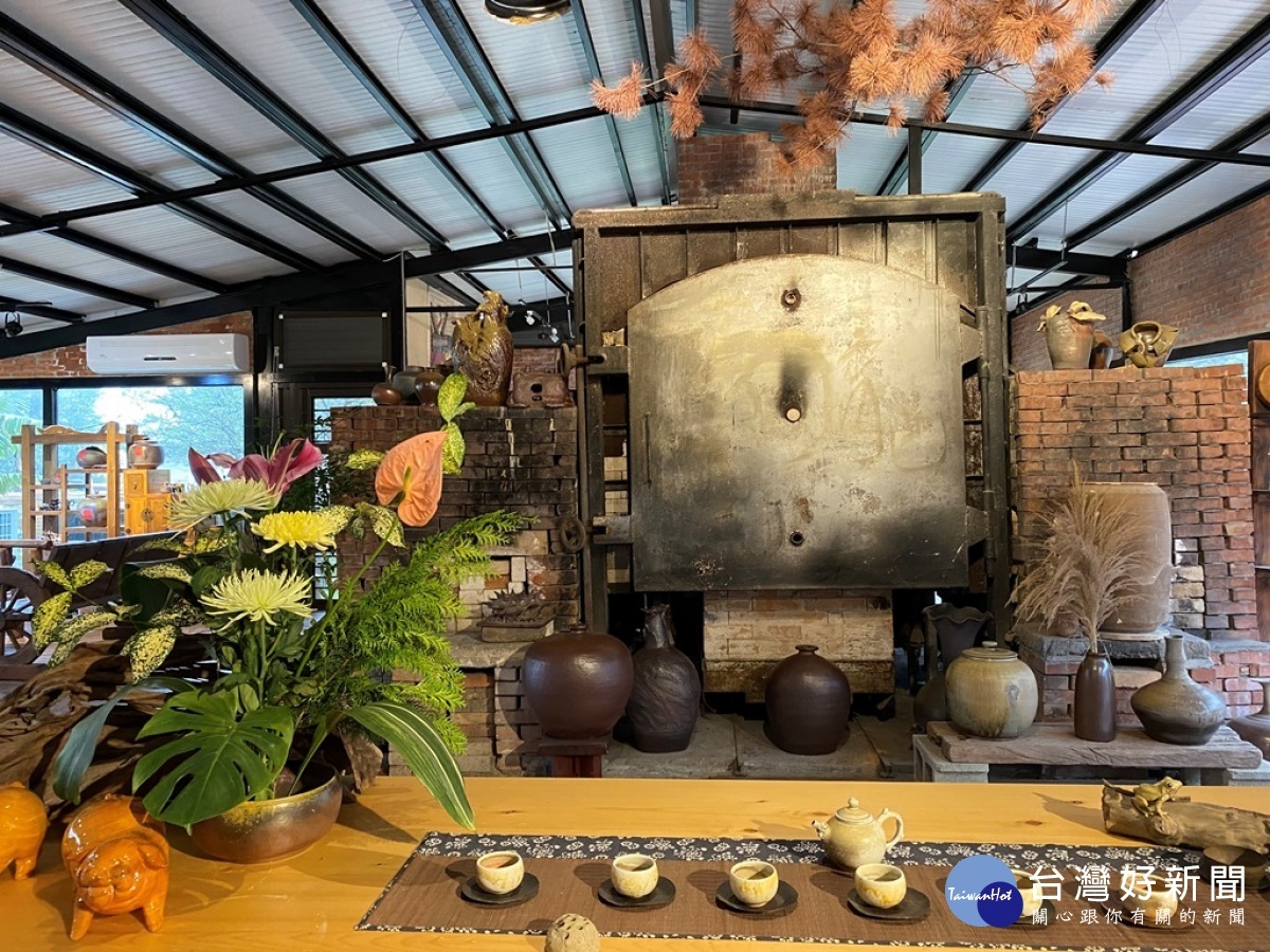 雙潭休閒農業區的文創產業陶窯業者跟在地茶旅行作結合。