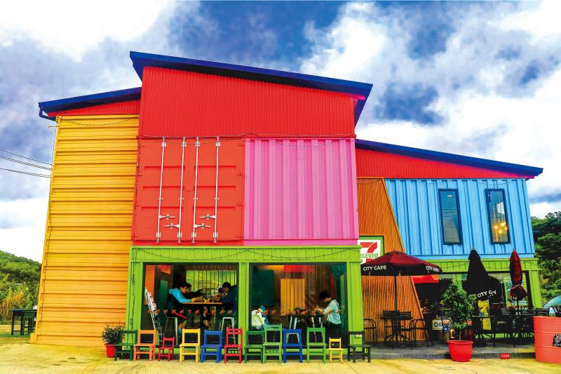 7-ELEVEN Long Yue Store Rainbow Container House